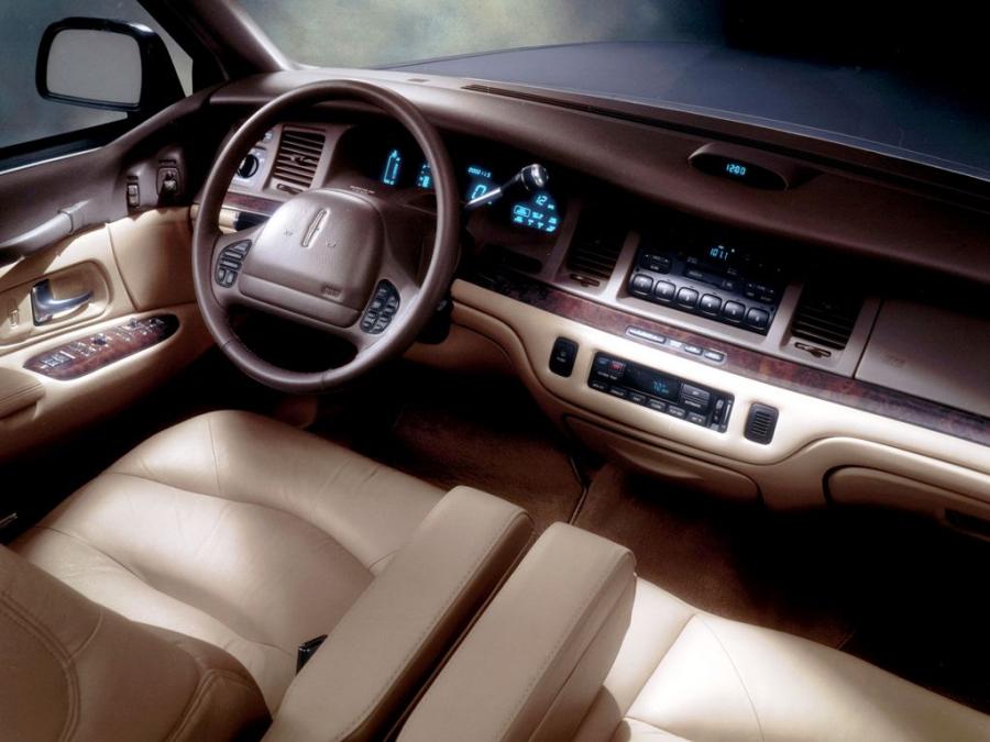 Lincoln Town Car 1994 года  (фото 9 из 16)